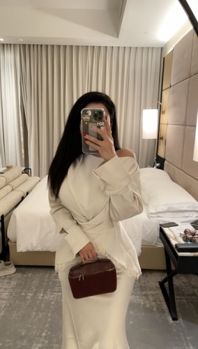 بدله قطعتين تنوره و توب ساتان مع دانتيل