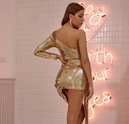 فستان ذهبي لامع