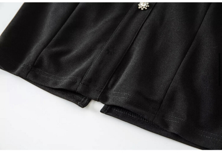 فستان اسود مع اكمام خارجيه و ازرار سواروفسكي