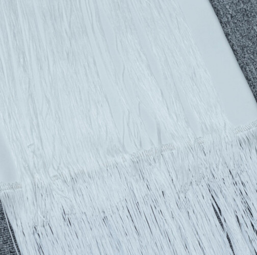 فستان ابيض سترج مع هدب