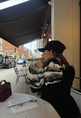 بدله قطعتين بلوزه مع فرو على الاكمام و بنطلون