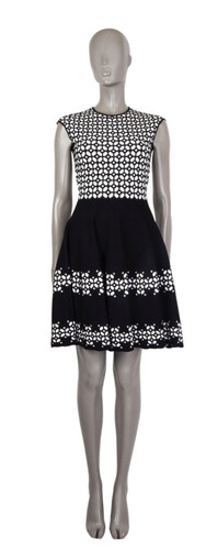 فستان اسود على ورد