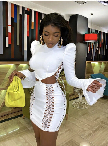 فستان ابيض مع اكمام طويله