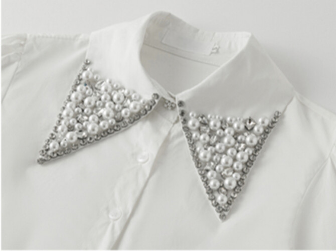 قميص ابيض مع قبه شوارفسكي و لؤلؤ كم طويل