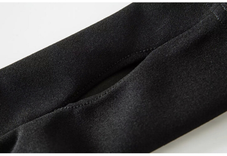 فستان اسود مع اكمام خارجيه و ازرار سواروفسكي