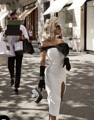 فستان ابيض ميدي مع فيونكا اسود