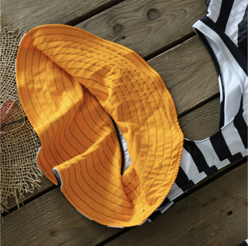 مايوه قطعتين مخطط اسود و ابيض وبرتقالي