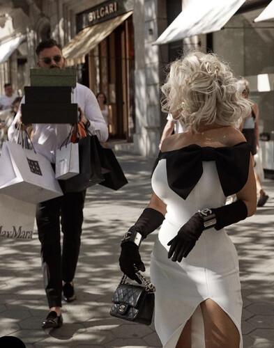 فستان ابيض ميدي مع فيونكا اسود