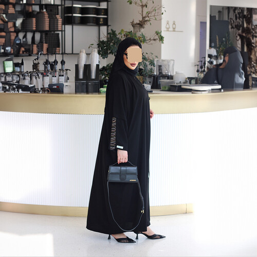 عباية واسعة مع تطريز خطوط ملونة على الاكمام LA 16