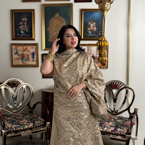 بدله من قطعتين نفنوف بيج وفوقه توب من الشك الذهبي