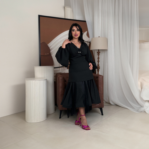 بدله سوداء بهدب على التنوره