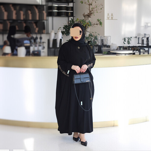 عباية واسعة مع تطريز خطوط ملونة على الاكمام LA 16