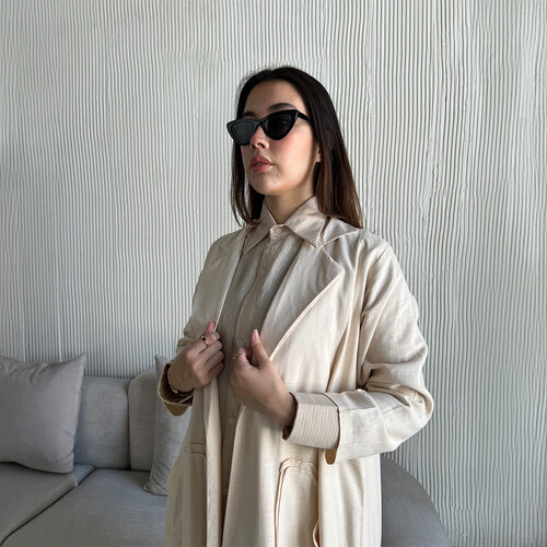 عباية لنن مع قميص مخطط اللون بيج LA 24