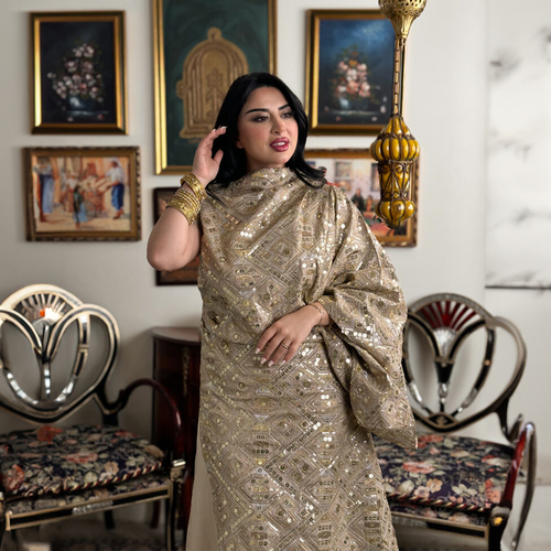 بدله من قطعتين نفنوف بيج وفوقه توب من الشك الذهبي