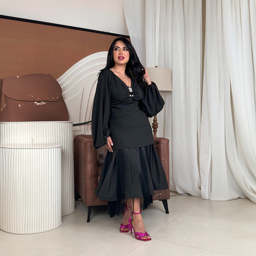 بدله سوداء بهدب على التنوره