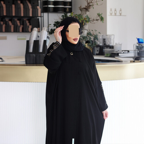 عباية واسعة مع تطريز خطوط ملونة على الاكمام LA 16