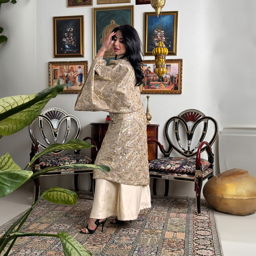 بدله من قطعتين نفنوف بيج وفوقه توب من الشك الذهبي