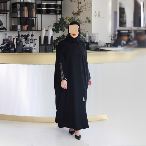 عباية واسعة مع تطريز خطوط ملونة على الاكمام LA 16