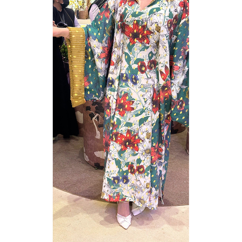 دراعة قصة وآسعة اللون أبيض بأحمر