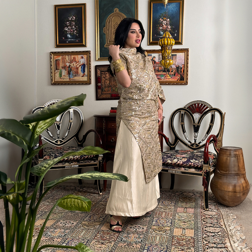 بدله من قطعتين نفنوف بيج وفوقه توب من الشك الذهبي