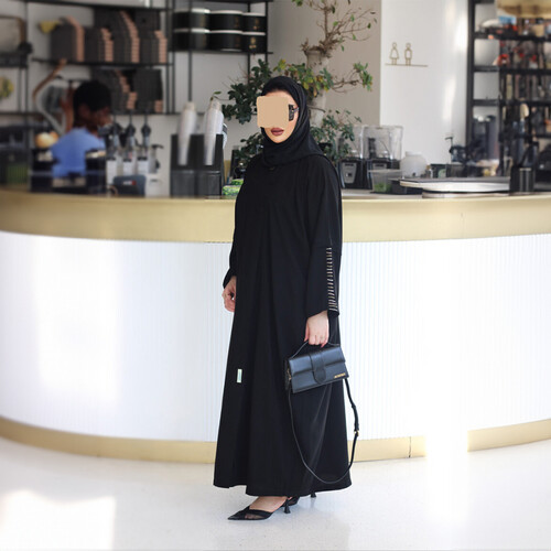 عباية واسعة مع تطريز خطوط ملونة على الاكمام LA 16