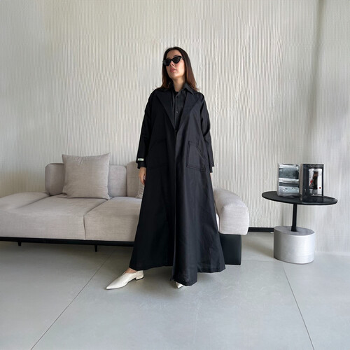 عباية لنن مع قميص مخطط اللون اسود LA 24