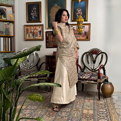 بدله من قطعتين نفنوف بيج وفوقه توب من الشك الذهبي