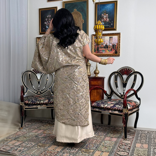 بدله من قطعتين نفنوف بيج وفوقه توب من الشك الذهبي