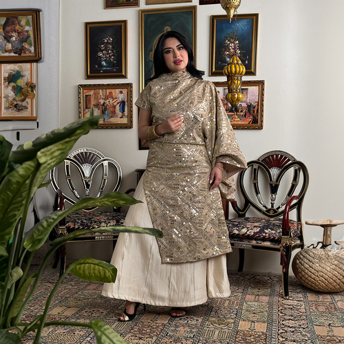 بدله من قطعتين نفنوف بيج وفوقه توب من الشك الذهبي