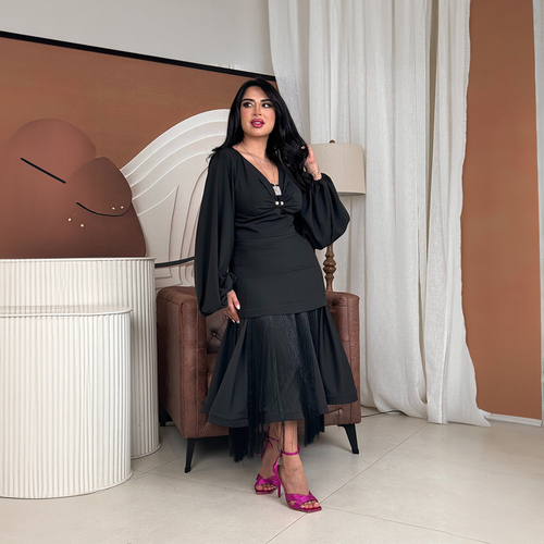 بدله سوداء بهدب على التنوره