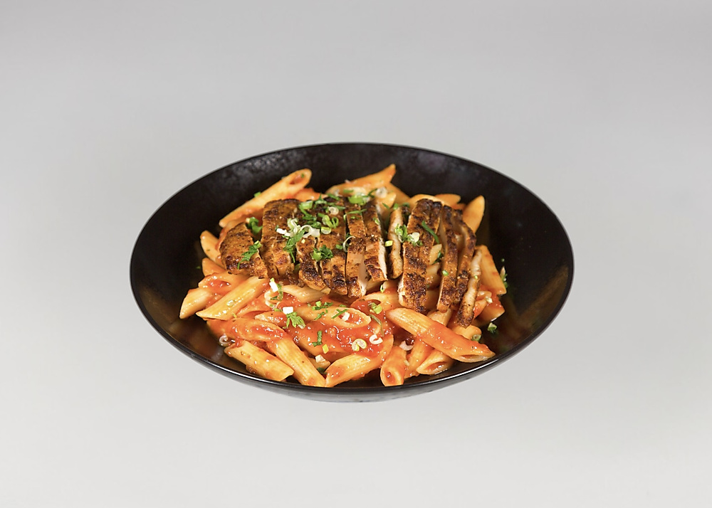 معكرونة حمراء مع دجاج