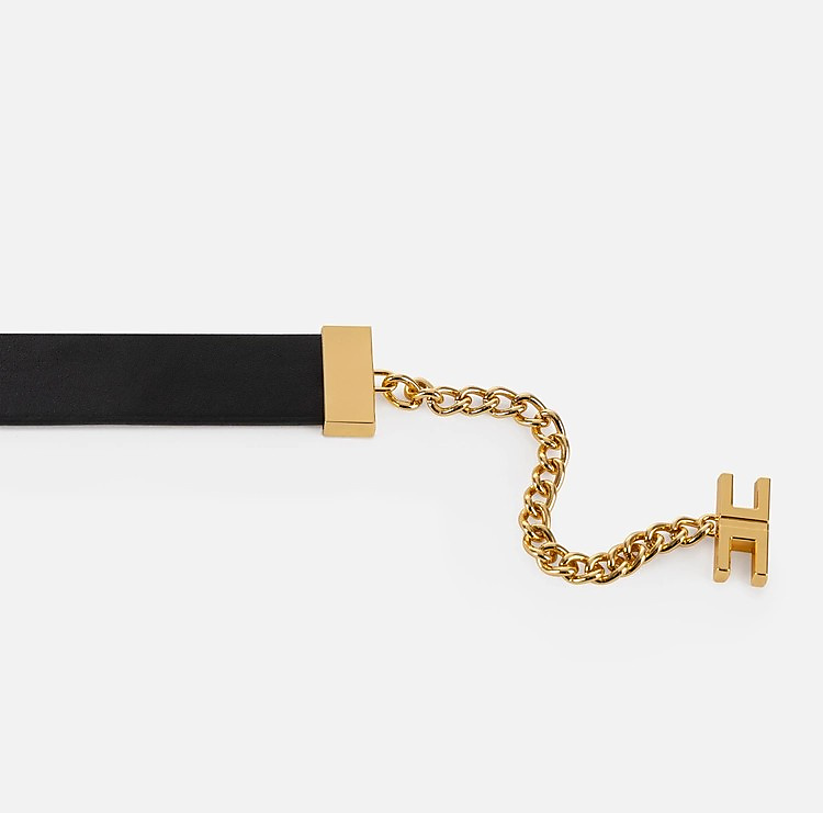 عقد نسائي قصير حول الرقبة