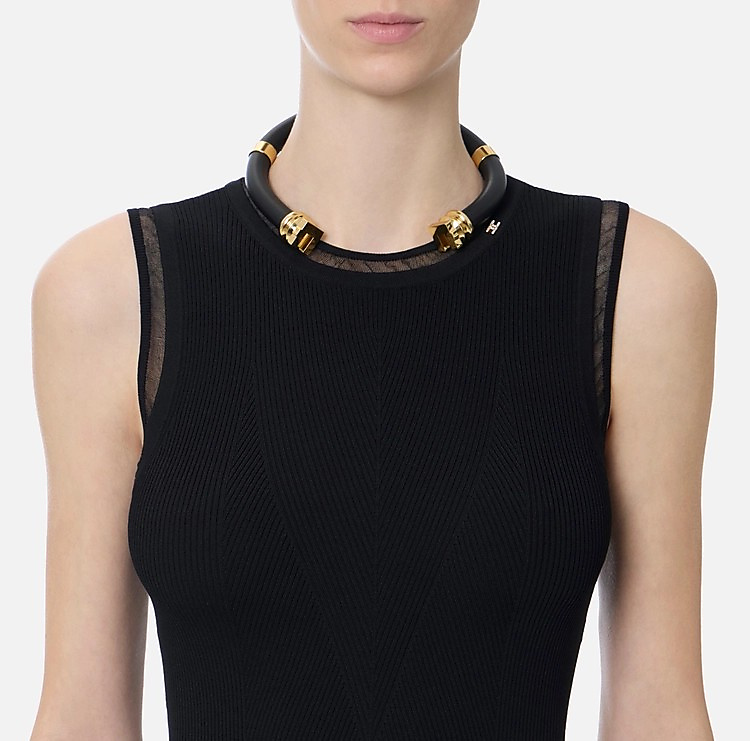 عقد نسائي قصير حول الرقبة