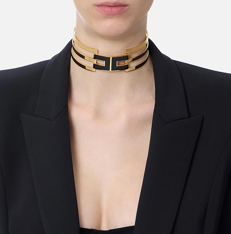 عقد نسائي قصير عند الرقبة