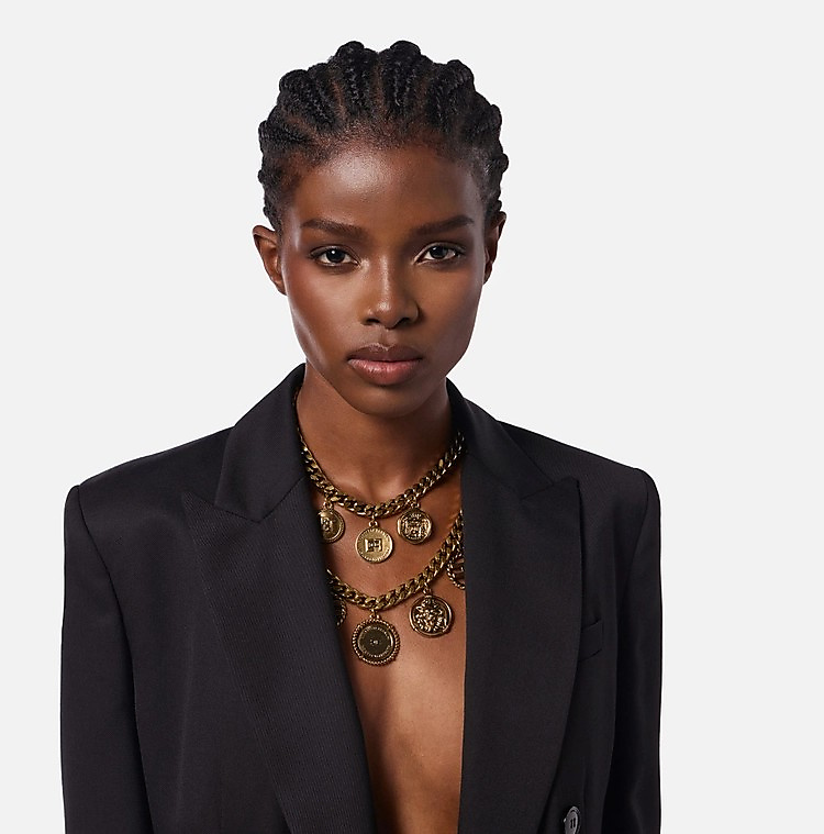 عقد نسائي قصير عند الرقبة