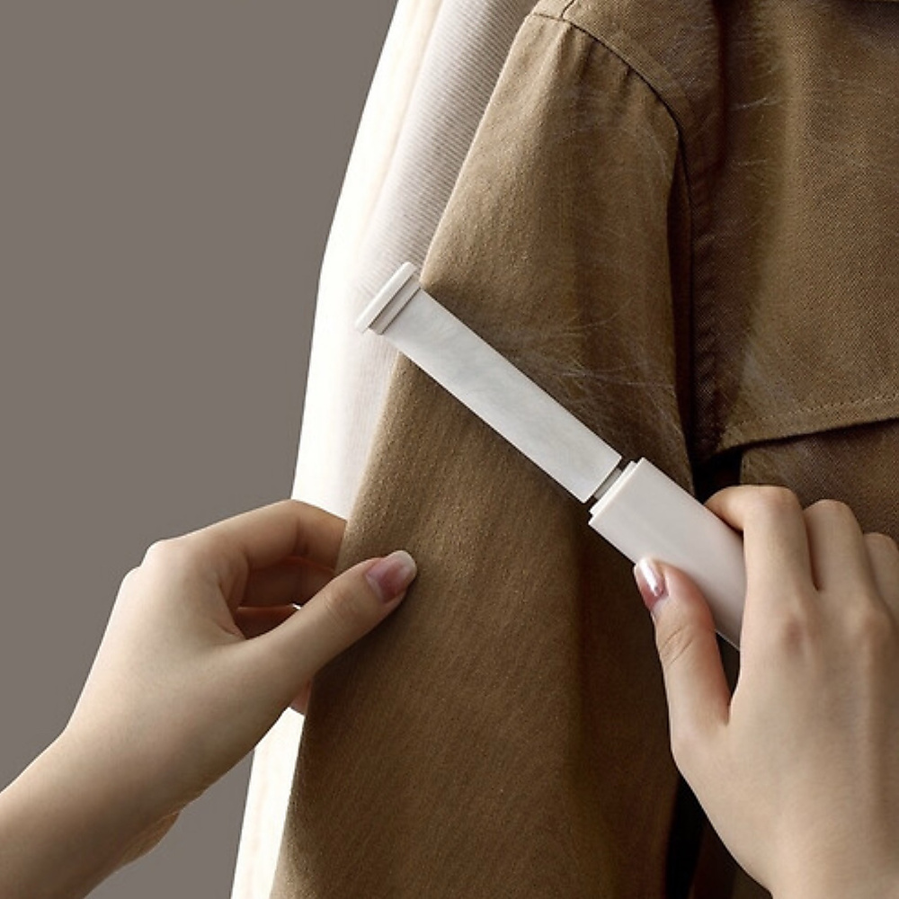 Portable lint roller