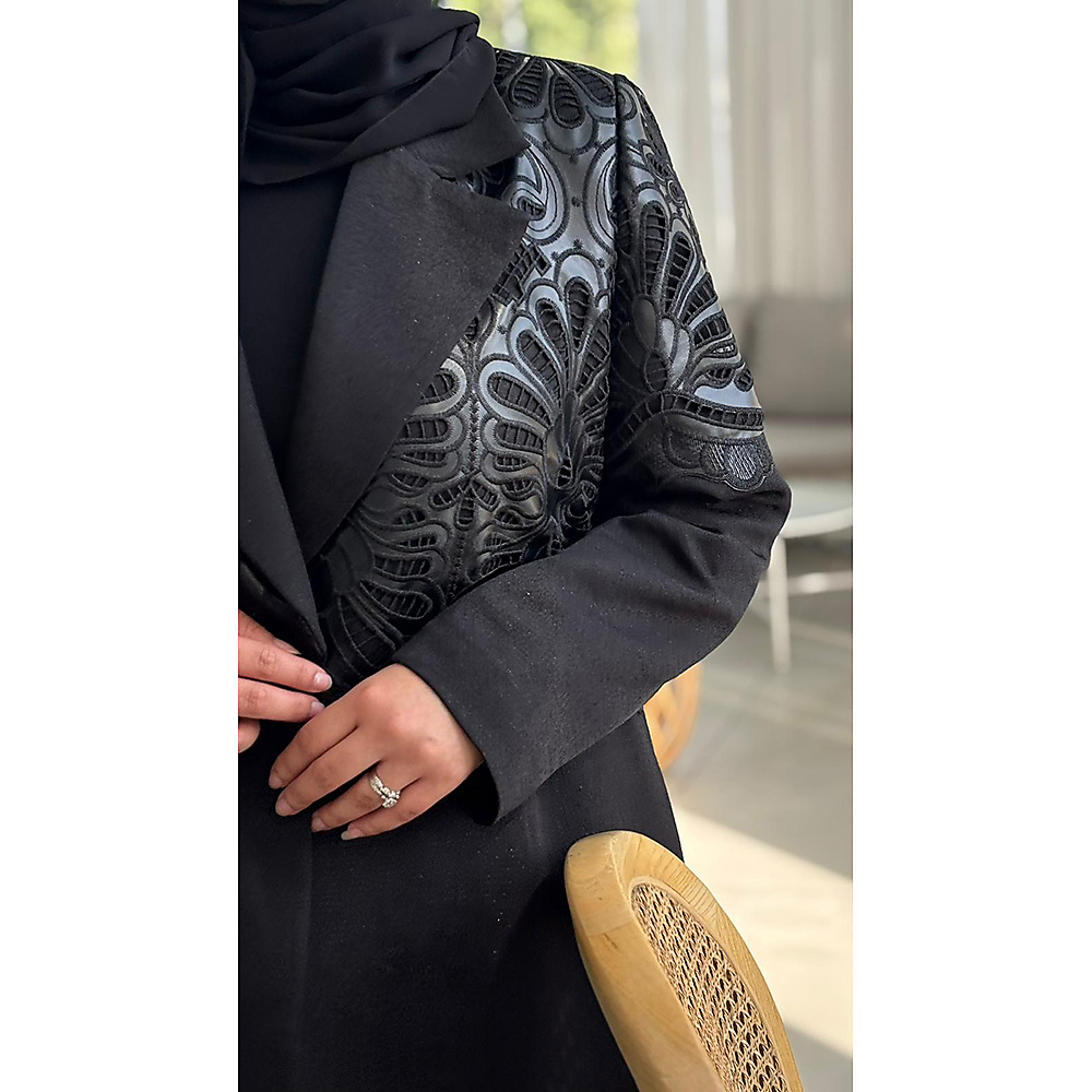 عباية بليزر مع لمسات جلد