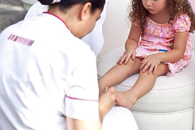Mini nailed kids mani pedi until 7 years old
