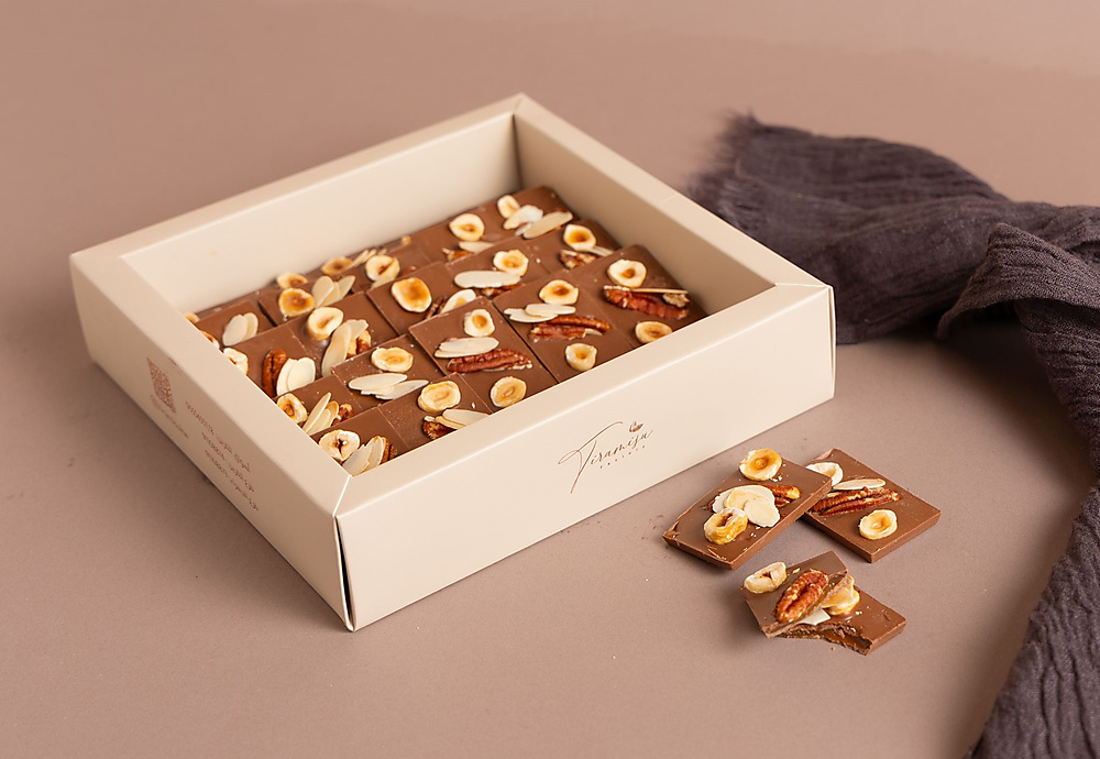 Express box of nuts with caramel