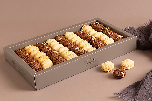 The gray box of petit fours sable