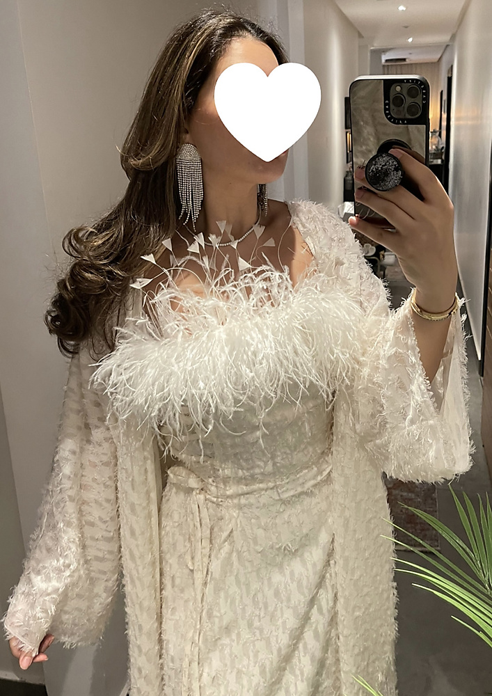 CREME WITH FEATHER