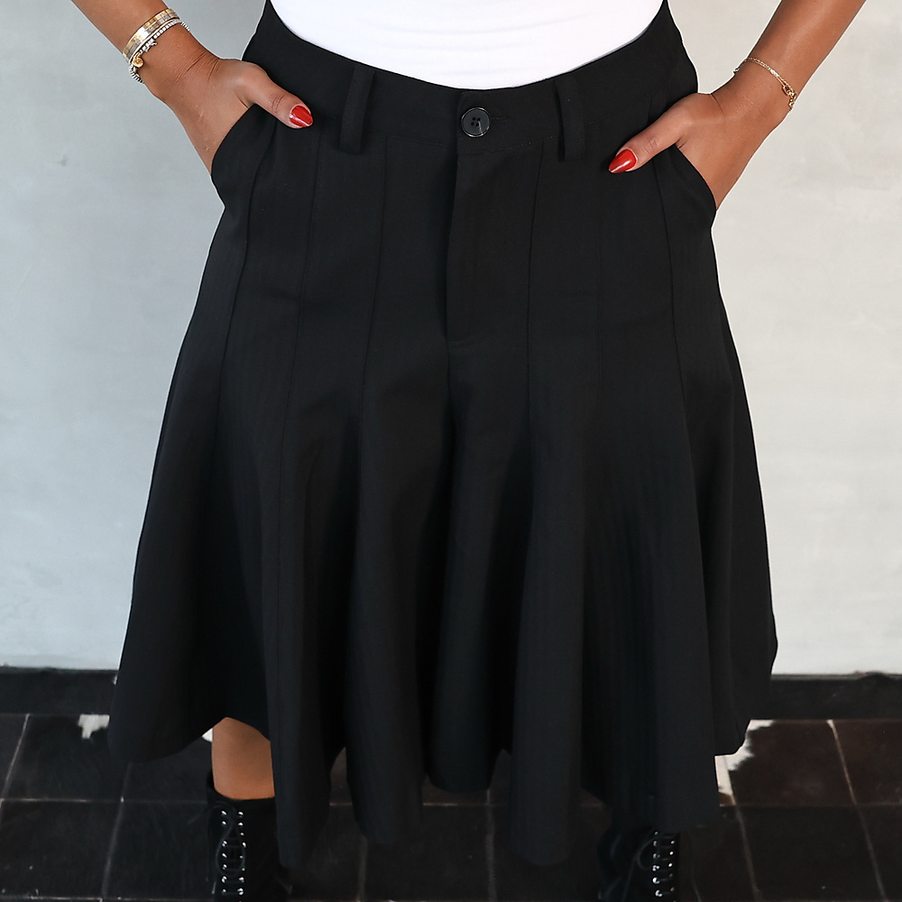 Pleated shorts Black