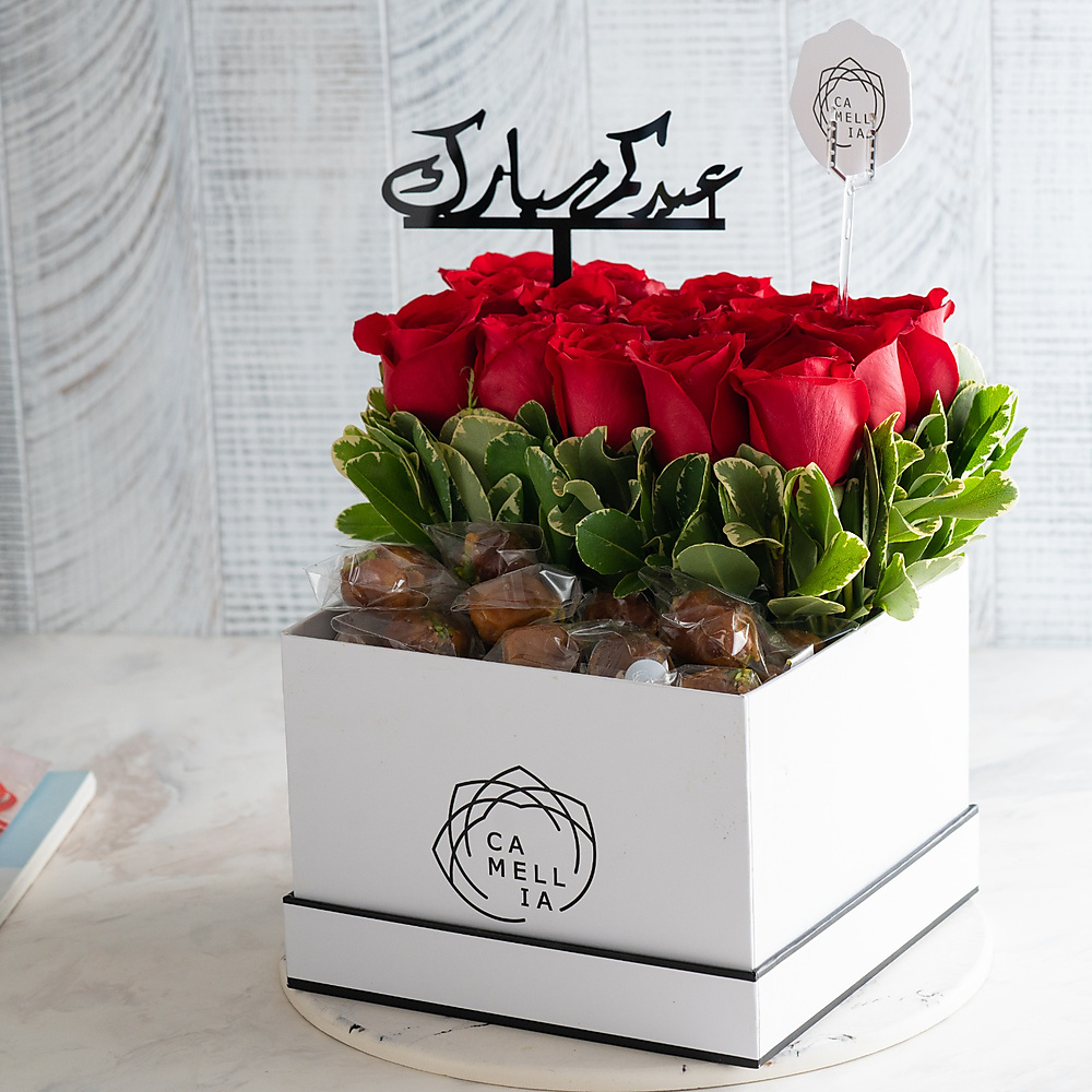 علبة بيضاء الحجم الكبير  ورد روز طبيعي مع رطب سكري محشي بالخلطة والفستق