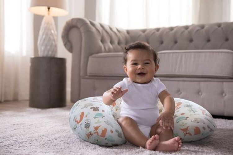 تشيكو وسادة الرضاعة بوبي مع غطاء من القطن - Modern Woodland