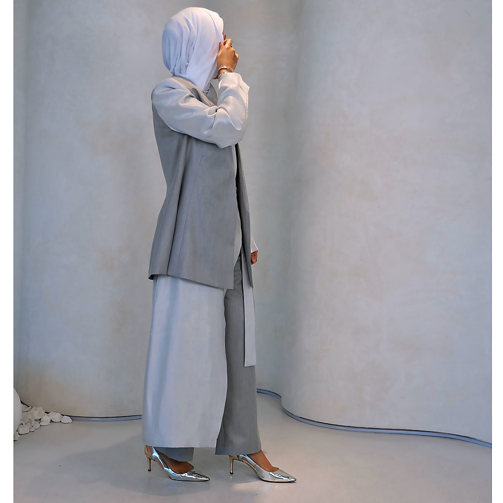 بدله من ثلاث قطع
