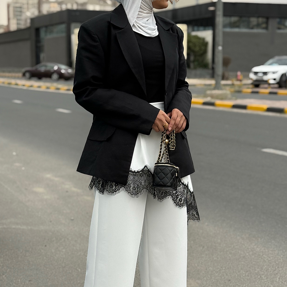 بدله من ثلاث قطع