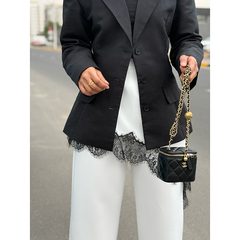 بدله من ثلاث قطع