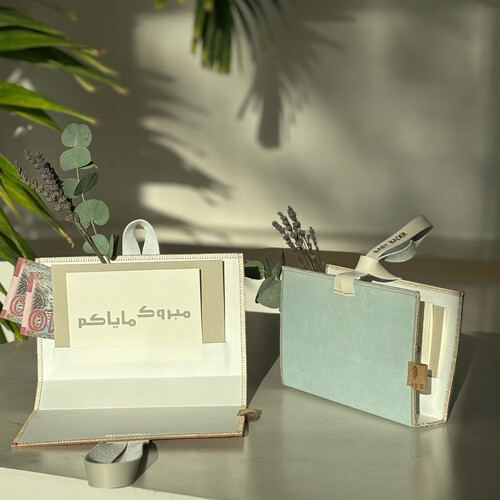 حقيبة المال المخملية