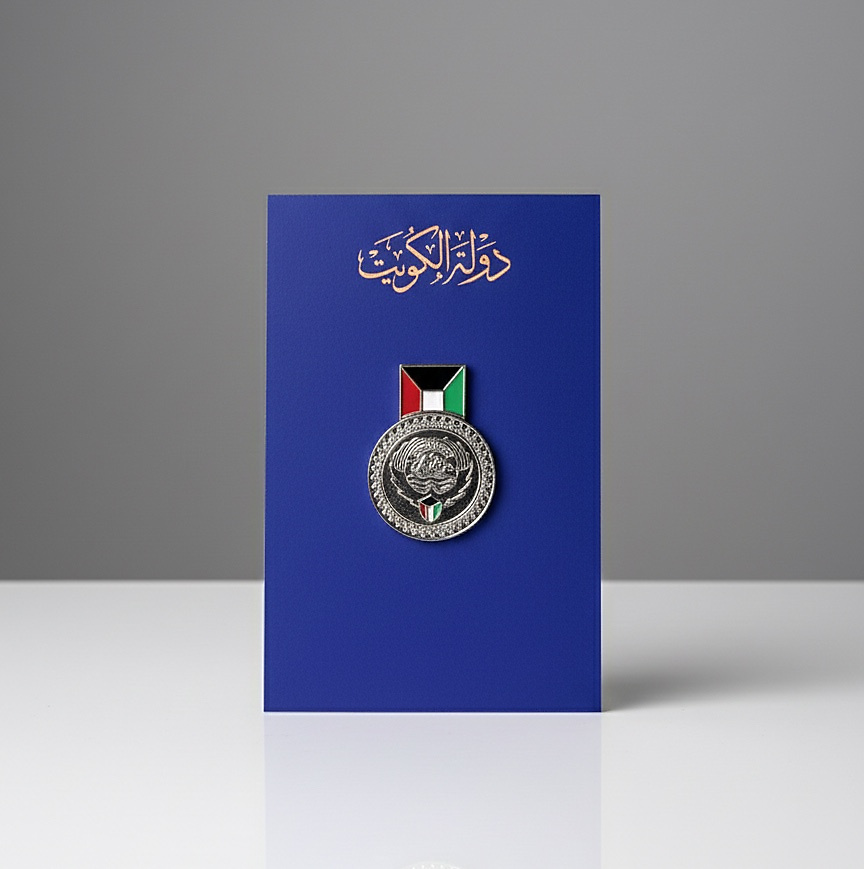 بادج شعار الدولة وعلم الكويت الجديد - فضي