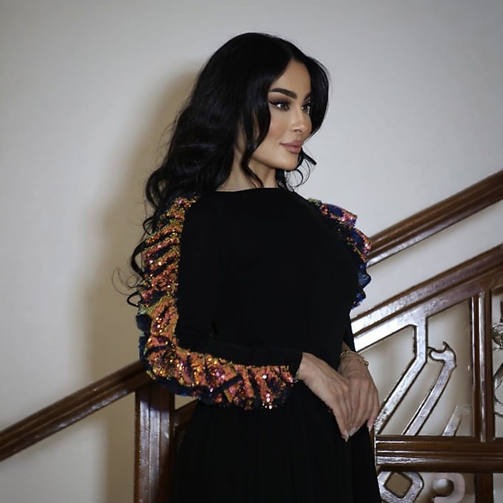 فستان كريب أسود وقماش ترتر ملون